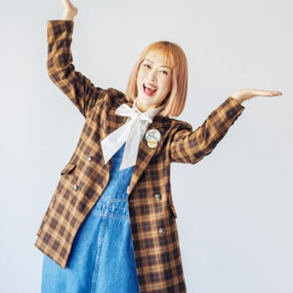 ジャケット¥10 ,890、ブラウス¥7 ,090 ／ともにザンパ、オーバーオール¥29 , 700 ／サキュウ（サキュウルームストア （タンデム））、缶バッチ各¥550 ／フィズ （フィズPAL 店）、靴／スタイリスト私物