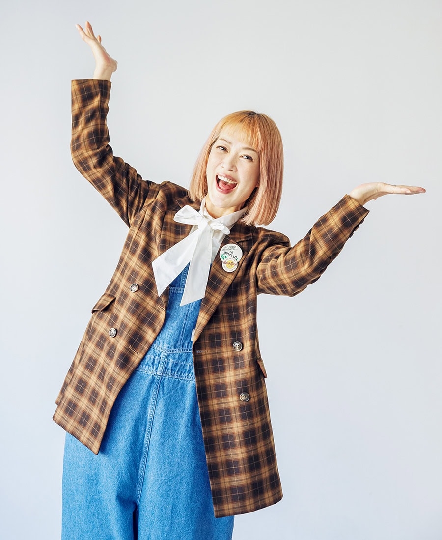 ジャケット¥10 ,890、ブラウス¥7 ,090 ／ともにザンパ、オーバーオール¥29 , 700 ／サキュウ（サキュウルームストア （タンデム））、缶バッチ各¥550 ／フィズ （フィズPAL 店）、靴／スタイリスト私物