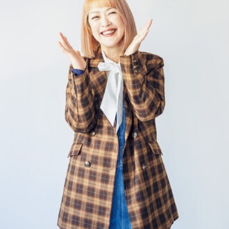 ジャケット¥10 ,890、ブラウス¥7 ,090 ／ともにザンパ、オーバーオール¥29 , 700 ／サキュウ（サキュウルームストア （タンデム））、缶バッチ各¥550 ／フィズ （フィズPAL 店）、靴／スタイリスト私物