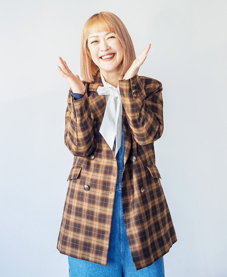 ジャケット¥10 ,890、ブラウス¥7 ,090 ／ともにザンパ、オーバーオール¥29 , 700 ／サキュウ（サキュウルームストア （タンデム））、缶バッチ各¥550 ／フィズ （フィズPAL 店）、靴／スタイリスト私物