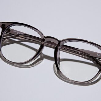 クリアフレームがさりげなくおしゃれな、ゾフ 顔なじみのよいボストン型