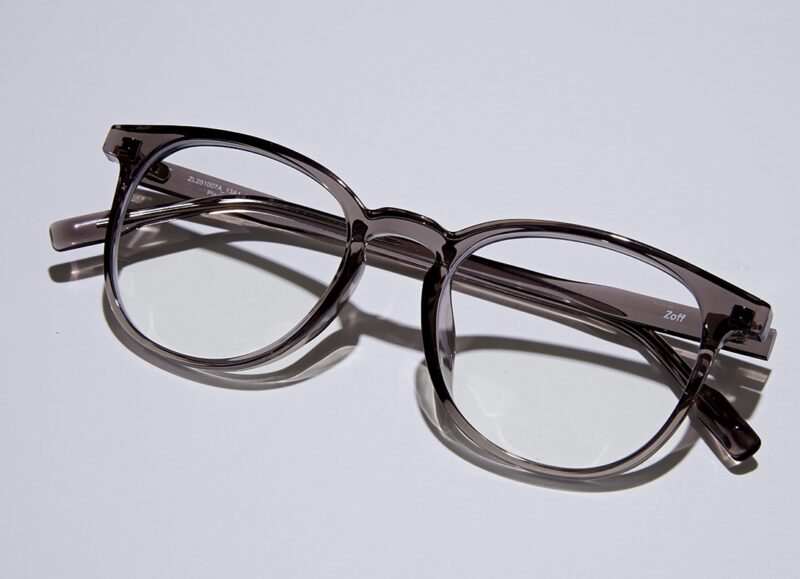 クリアフレームがさりげなくおしゃれな、ゾフ 顔なじみのよいボストン型