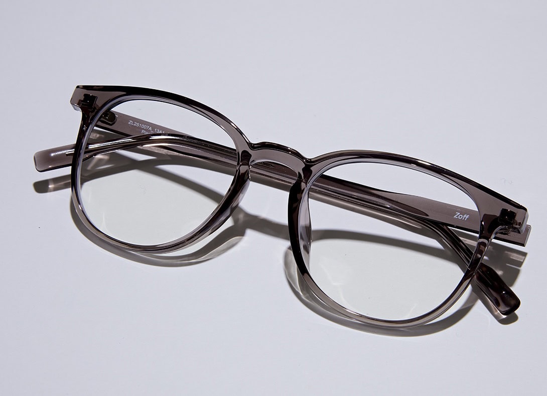クリアフレームがさりげなくおしゃれな、ゾフ 顔なじみのよいボストン型