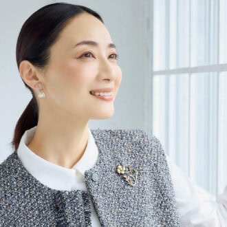 ベスト¥27,500、ブローチ¥9,460 ／アデュートリステス、ブラウス¥29,700 ／タバサ、イヤリング¥6,750 ／アビステ