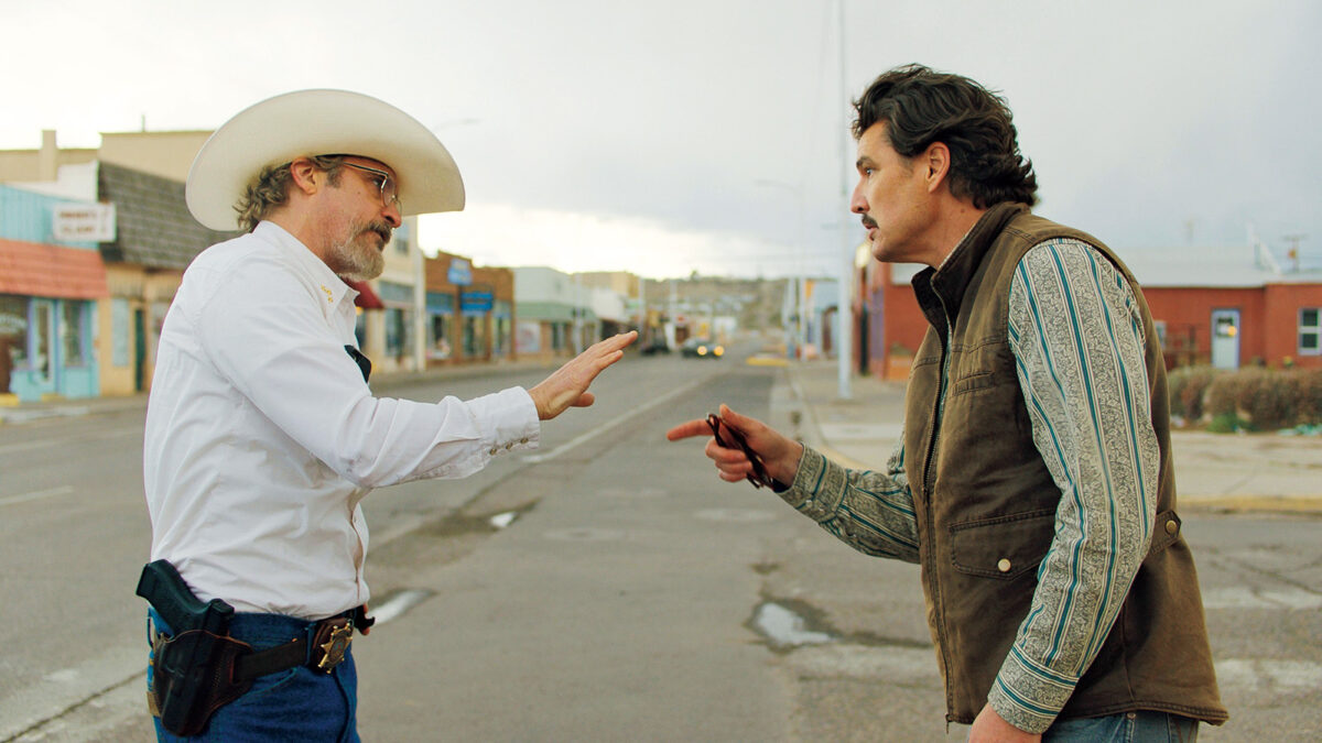 『エディントンへようこそ』 監督:アリ・アスター 出演:ホアキン・フェニックス、ペドロ・パスカル、 エマ・ストーン TOHOシネマズ 日比谷ほか全国公開中