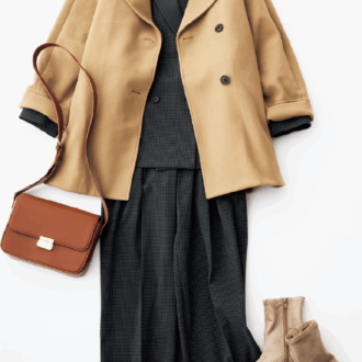 ダブルブレストジャケット¥4,990、同素材パンツ¥2,990、ボウタイブラウス¥2,290、ショルダーバッグ（一部店舗のみ販売）¥2,990、ストレッチヒールブーツ¥2,990 ／すべてジーユー