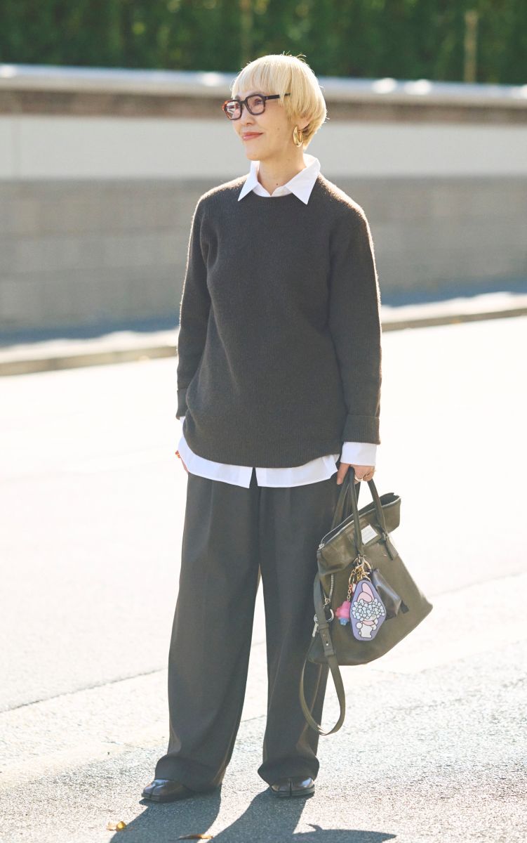 ニットのインに白シャツを合わせてスッキリ