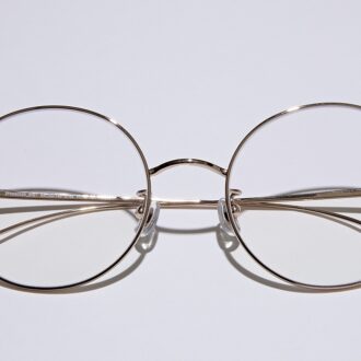 軽くてふわっとしたかけ心地の、大きめサイズが特徴のラウンド型チタンフレーム