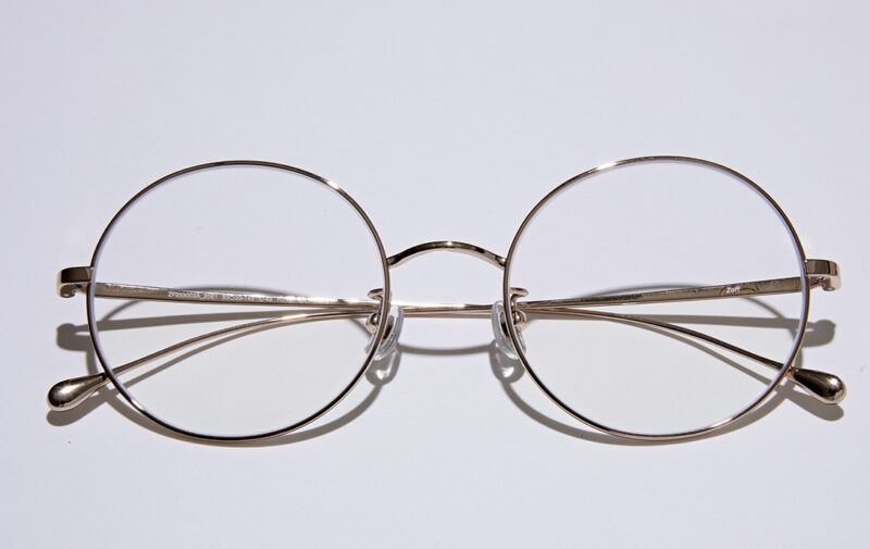 軽くてふわっとしたかけ心地の、大きめサイズが特徴のラウンド型チタンフレーム