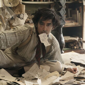 デイヴィッド役を演じるデヴ・パテル。『どん底作家の人生に幸あれ！』© 2019 Dickensian Pictures, LLC and Channel Four Television Corporation