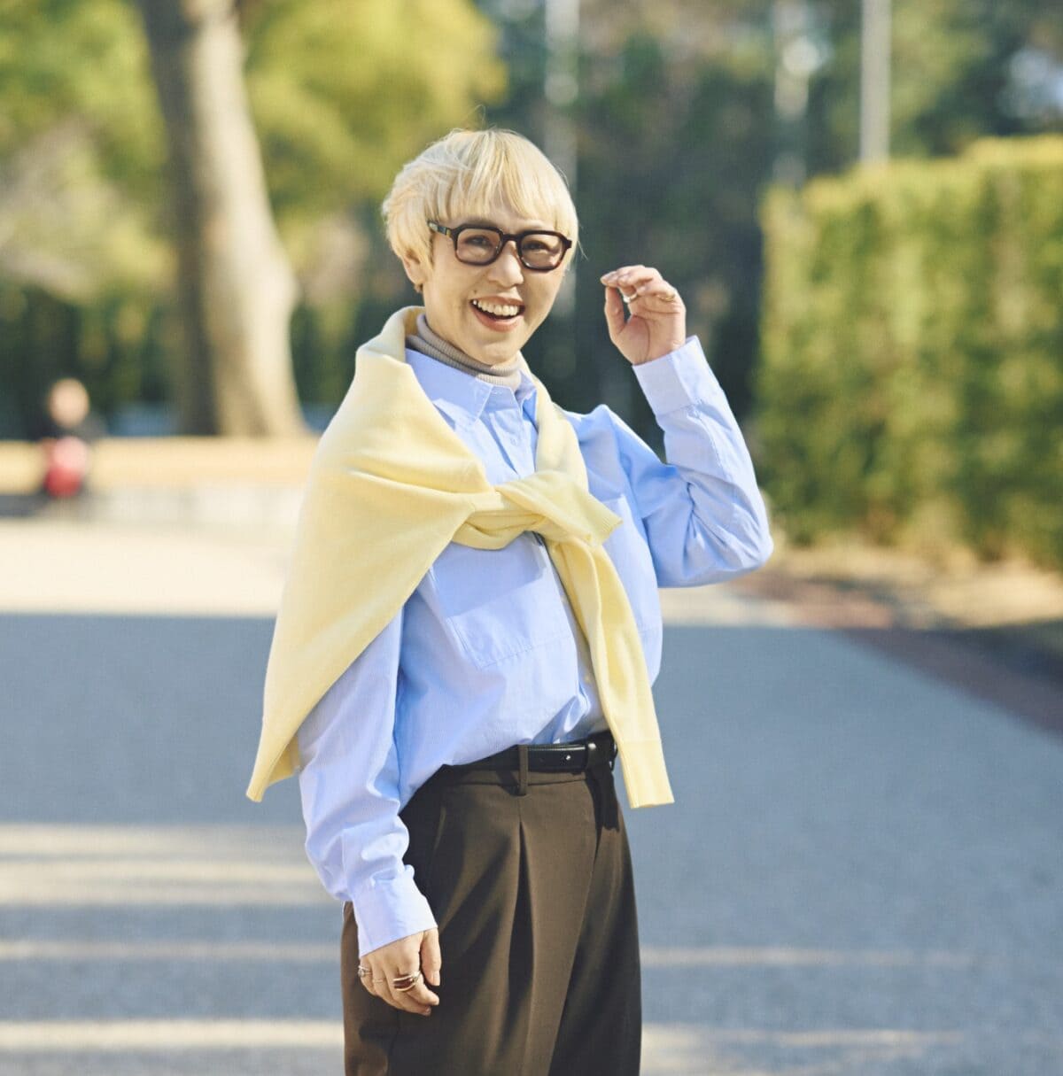 肩かけがこなれて見えるコツはアシンメトリーにかけること