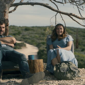 穏やかな自然のなかで、いきいきとした笑顔を取り戻していく主人公。Netflix映画『さえない私にさようなら』独占配信中