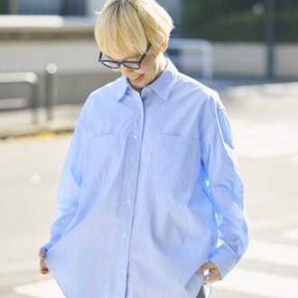 1枚でもサマになるユニクロのブルーのシャツ