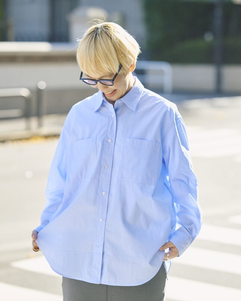 1枚でもサマになるユニクロのブルーのシャツ