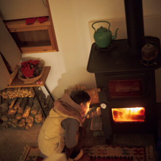 薪ストーブは冬の楽しみのひとつ。「料理に使った柑橘の皮なども油分をふくんでいるので乾燥させておくとよく燃え、焚きつけにぴったり」。