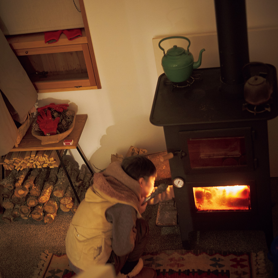 薪ストーブは冬の楽しみのひとつ。「料理に使った柑橘の皮なども油分をふくんでいるので乾燥させておくとよく燃え、焚きつけにぴったり」。
