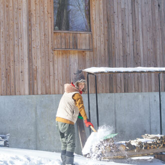 スコップでの雪かきは大雪が降った翌日の大仕事。