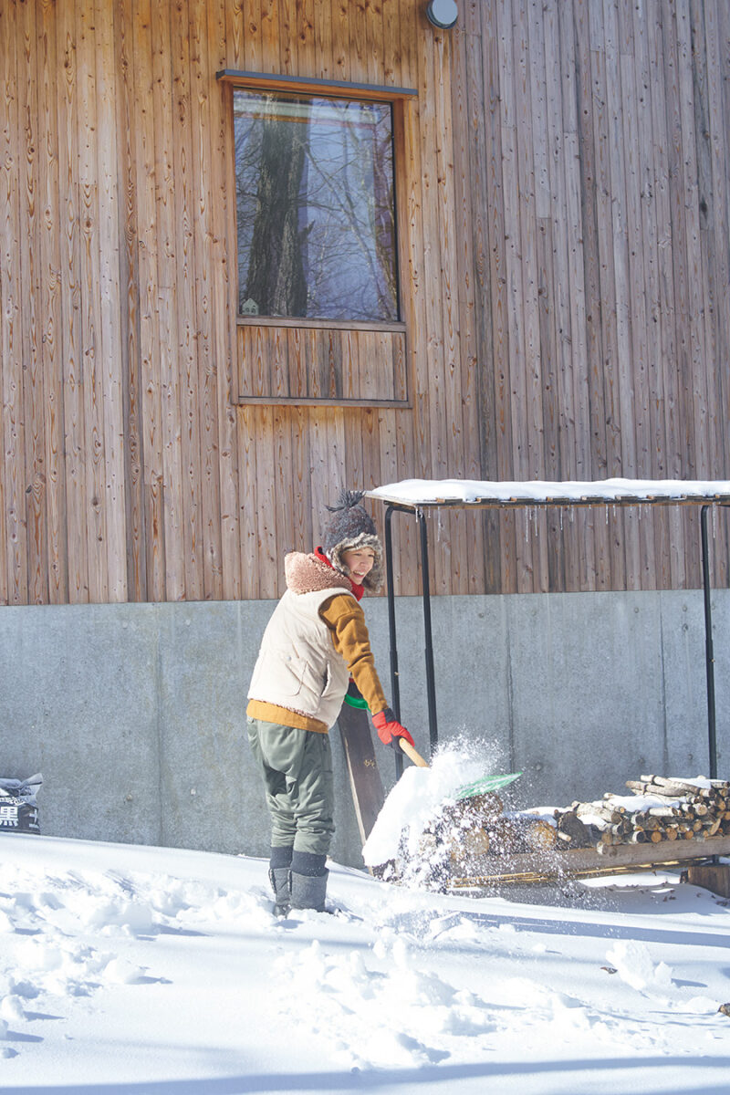 スコップでの雪かきは大雪が降った翌日の大仕事。