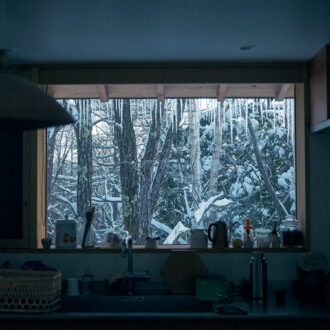 自然のアート「つらら」。 風景を額のように縁取り、幻想的。