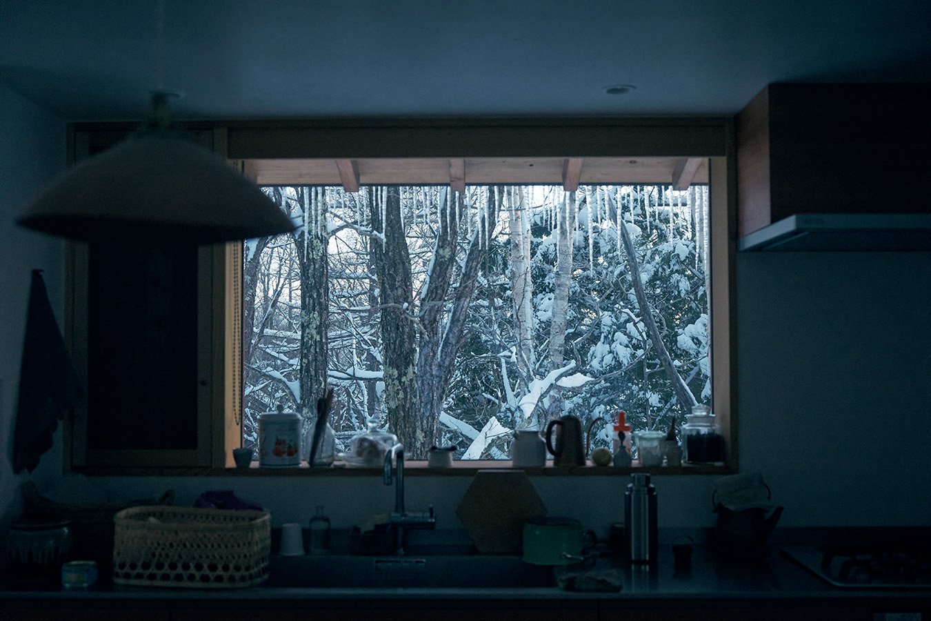 自然のアート「つらら」。 風景を額のように縁取り、幻想的。