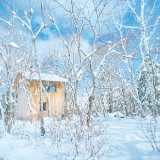 断熱材にコストをかけ、寒さ対策を万全にした山小屋。 「真冬も床暖房でしのげ、極寒の日だけ夕方から薪ストーブで暖を取ります」。
