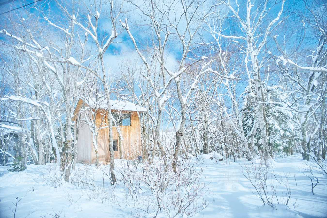 断熱材にコストをかけ、寒さ対策を万全にした山小屋。 「真冬も床暖房でしのげ、極寒の日だけ夕方から薪ストーブで暖を取ります」。