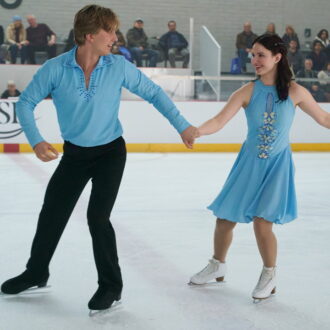 新しいパートナーと競技に復帰することにしたヒロインだが……。