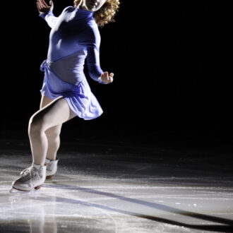 フィギュアスケートのシーンでは3回転ジャンプも披露。『アイス・キャッスル 氷上のヒロイン』© 2010 Stage 6 Films, Inc. All Rights Reserved.