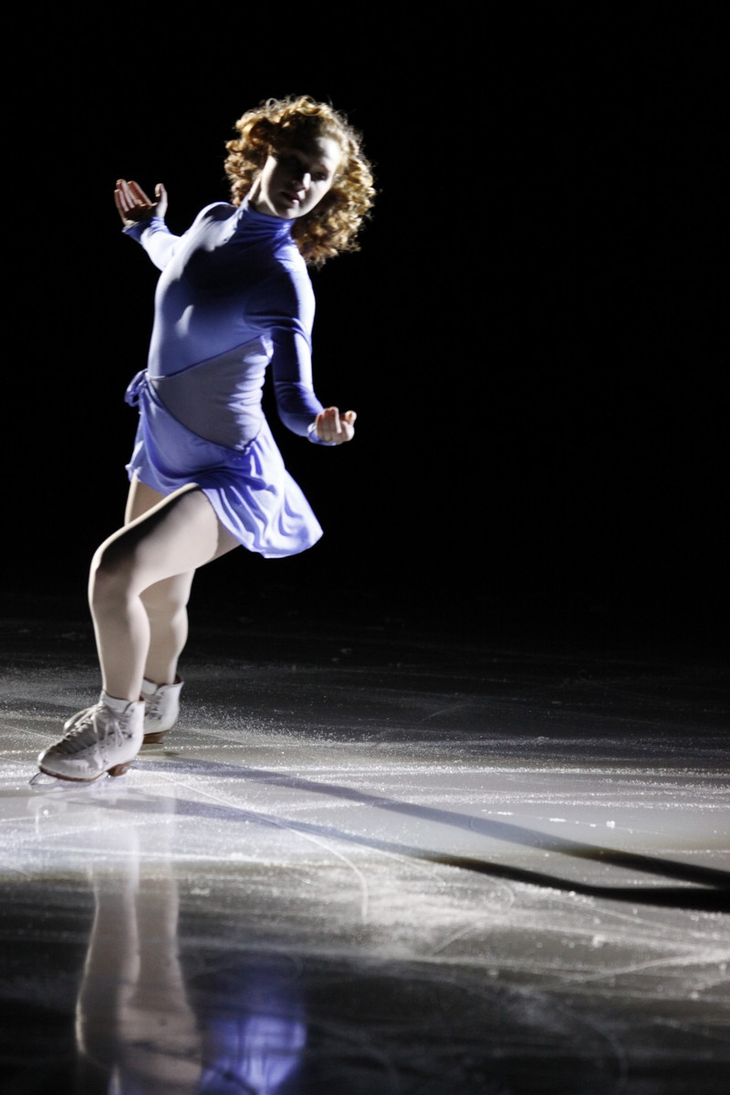 フィギュアスケートのシーンでは3回転ジャンプも披露。『アイス・キャッスル 氷上のヒロイン』© 2010 Stage 6 Films, Inc. All Rights Reserved.