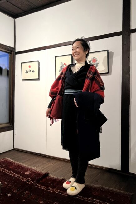 【京都スナップ】ヴィンテージのシルクブラウスに赤チェックのストールを羽織って暖かく