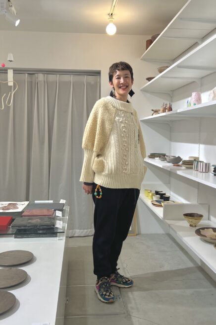 【京都スナップ】真冬の白ニットは、異素材ミックスの組み合わせで個性派コーデに