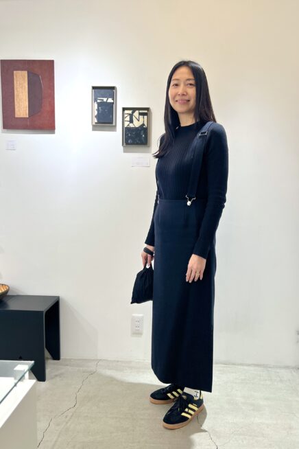 【京都スナップ】モードな「ザ・リラクス」の黒のＩラインスカート×スニーカーでカジュアルダウン