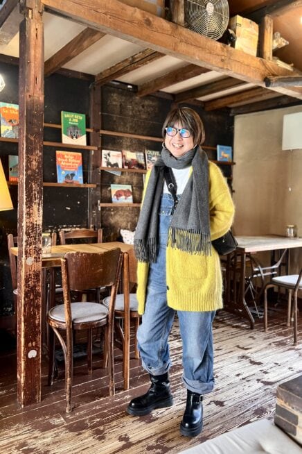 【京都スナップ】きれい色ニット×デニムで作る50代のラフスタイル