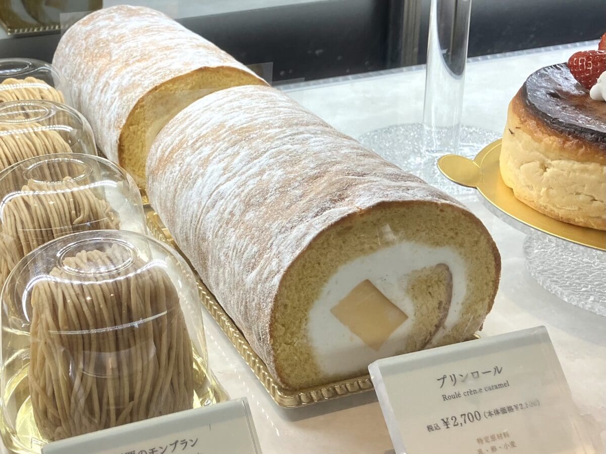 プリンロール ホール2700円、カットケーキ648円(すべて税込)