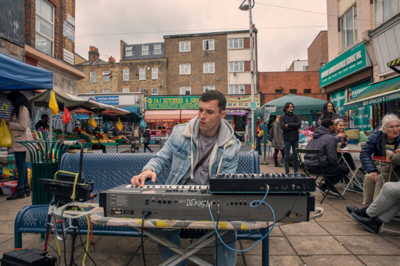 イギリス発の音楽映画。『あの頃輝いていたけれど』Netflixで独占配信中