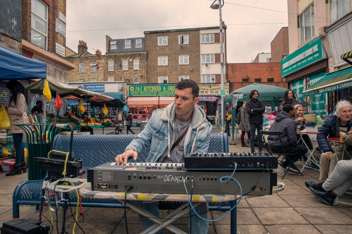 イギリス発の音楽映画。『あの頃輝いていたけれど』Netflixで独占配信中