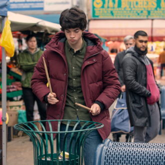 元アイドルで今は生活に困窮している主人公が自閉症の少年と出会い、路上セッションを行う。Netflix映画『あの頃輝いていたけれど』独占配信中