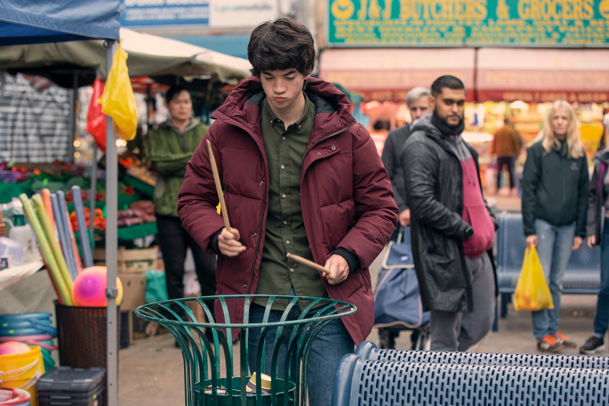 元アイドルで今は生活に困窮している主人公が自閉症の少年と出会い、路上セッションを行う。Netflix映画『あの頃輝いていたけれど』独占配信中