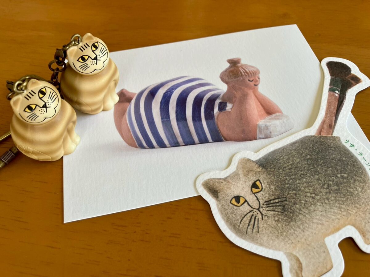 ミュージアムショップで購入した、お土産のキーホルダーとポストカード