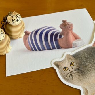 ミュージアムショップで購入した、お土産のキーホルダーとポストカード