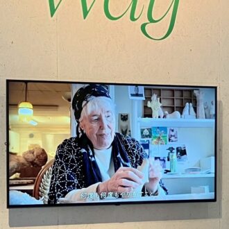 日本でもらったという剣道着を羽織ったリサ・ラーソン