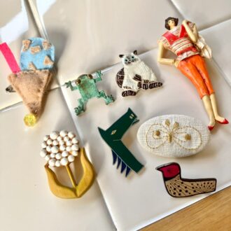 河合さんが愛用するブローチの数々