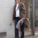 【スナップ】代官山の街歩きは気取らないカジュアルコーデが正解！ ボアジャケット×デニムをそつなく着こなすコツは？