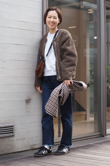 【スナップ】代官山の街歩きは気取らないカジュアルコーデが正解！ ボアジャケット×デニムをそつなく着こなすコツは？