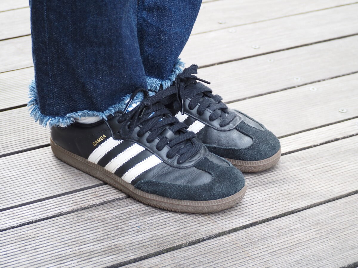 アディダスのスニーカー