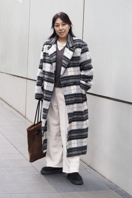 【スナップ】冬の定番「ムートンブーツ」はボリュームソールで今っぽく！ 大人世代の足元拝見♡