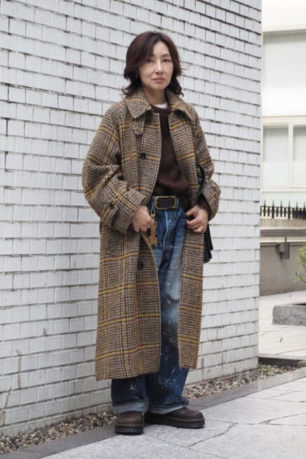 【スナップ】「ザラ」と「ドクターマーチン」のレザー小物で引き締める！ 50代のピリ辛デニムコーデ
