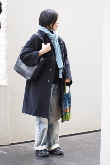 【スナップ】50代のおしゃれは足元で差がつく！ 「カンペール」のボリュームスニーカーとデニムの最強マッチング