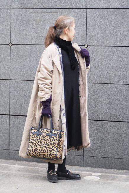 【スナップ】50代の上品モノトーンコーデ レオパード柄のバッグがアクセント！
