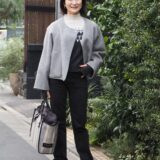 【スナップ】ムートンブーツのトレンド再来！ 50代はカジュアルすぎないモノトーンが正解